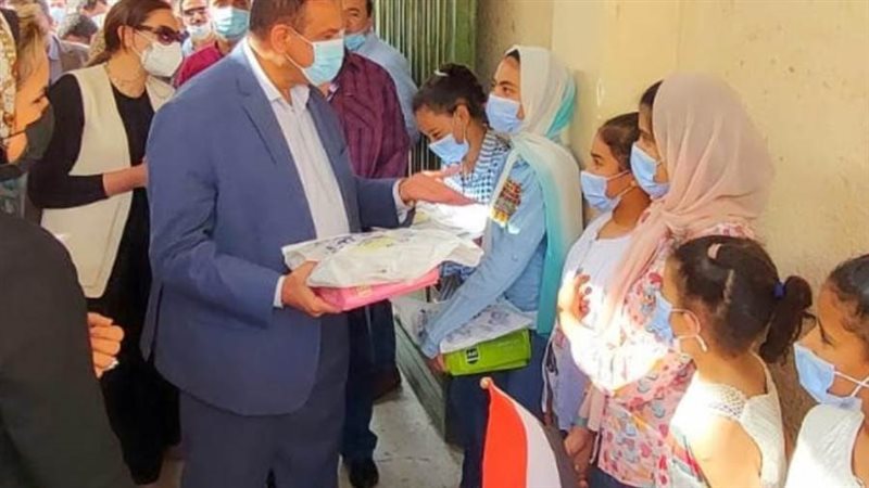 محافظ البحيرة يوزع