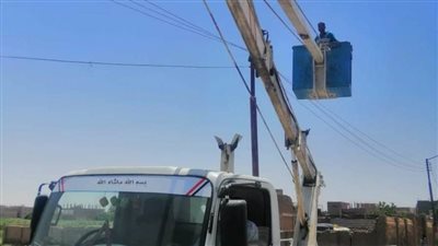 إنارة طريق الروضة البياضية بملوي بعد سرقته عقب ثورة يناير