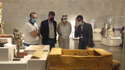 عدد من السفراء يزورون المتحف القومي للحضارة