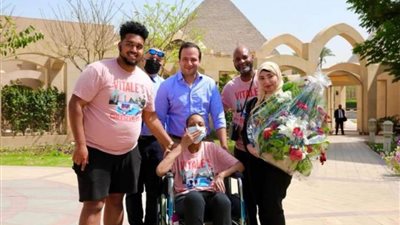 تنسيقية الأحزاب والسياسيين تستقبل الأمريكية المصابة بالسرطان بالورود في مطار القاهرة