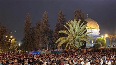 رغم قمع الاحتلال .. 90 ألف فلسطيني يحيون ليلة القدر في الأقصى