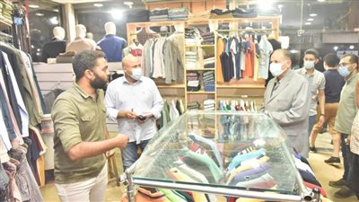 محافظ أسيوط يقود حملة لمتابعة الالتزام بمواعيد الغلق الجديدة