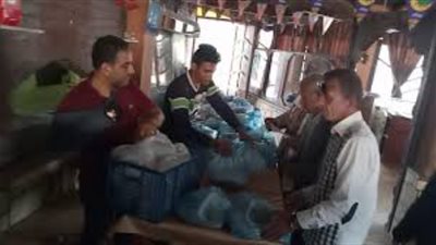 فريق أصحاب البصيرة يوزع وجبات إفطار على الصائمين بالعريش