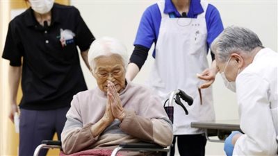 اليابان تُسرع وتيرة حملة تطعيم كبار السن في مواجهة الموجة الرابعة لكورونا