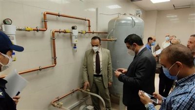 نائب محافظ المنيا يتابع أعمال تطوير شبكات الأكسجين بالمستشفيات