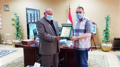 محافظ الشرقية يُكرم رئيس مدينة منشأة أبو عمر لبلوغه سن المعاش