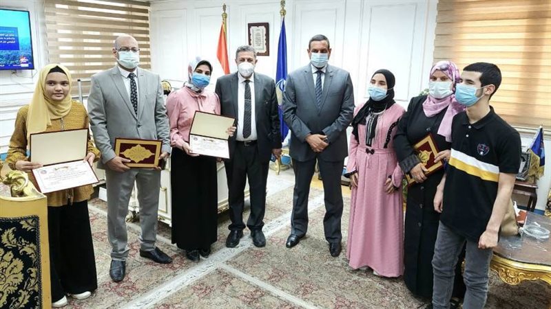 محافظ البحيرة يكرم