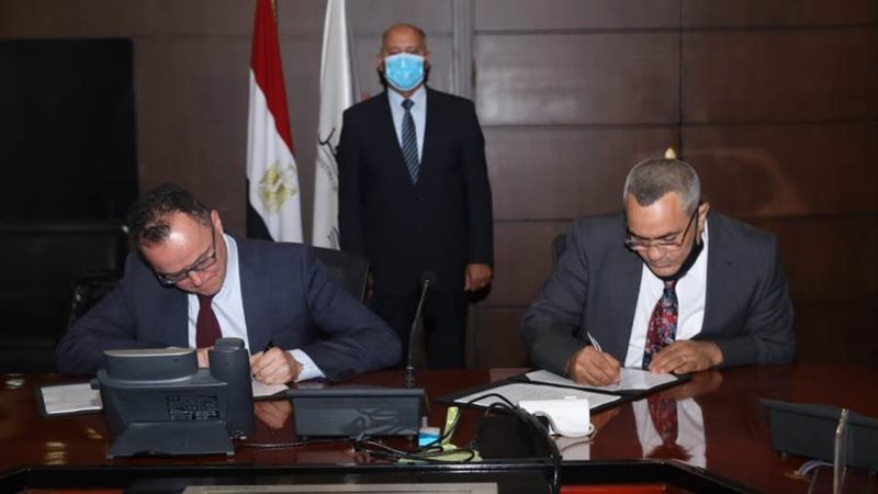 وزير النقل يشهد توقيع