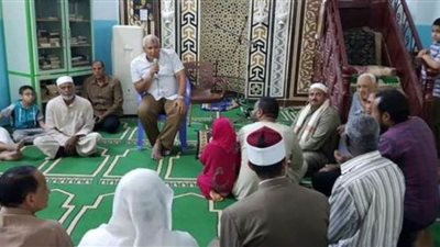 محافظ الوادي الجديد يلتقي بالمواطنين بمسجد البساتين