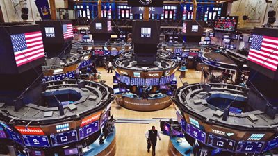 سوق الأسهم الأمريكية يغلق على انخفاض