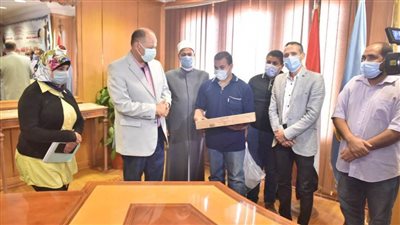 محافظ أسيوط يسلم جهاز 