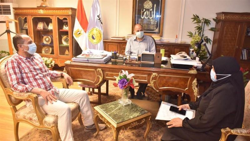 المحافظ يجتمع بمسئولي