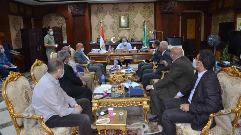 محافظ المنيا يجتمع