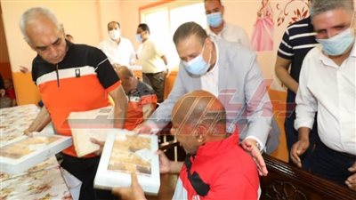 محافظ المنوفية يوزع كحك العيد على نزلاء الرعاية الاجتماعية