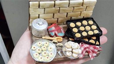 كحك وغريبة وبيتي فور.. العيد بمجسمات في حجم عقلة الأصبع