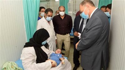 محافظ أسيوط يزور المرضى ويقدم لهم التهنئة بعيد الفطر المبارك