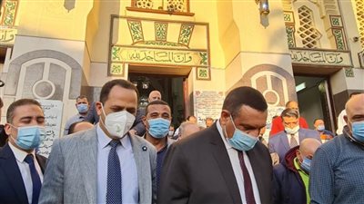 محافظ البحيرة ورئيس الجامعة يؤديان صلاة عيد الفطر المبارك بمسجد التوبة بدمنهور