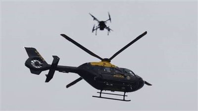 مروحية تحوم فوق ملعب 