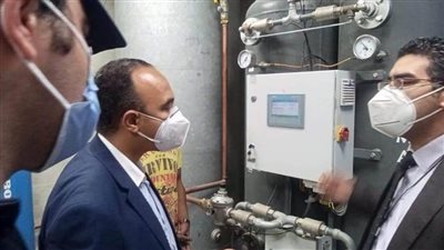 نائب محافظ المنيا يتابع سير العمل بمنظومة شبكات الأكسجين بالمستشفيات