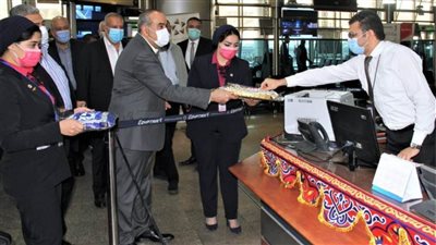 بالصور وزبر الطيران يتفقد مطار القاهرة ويهنئ المسافرين والعاملين بعيد الفطر المبارك