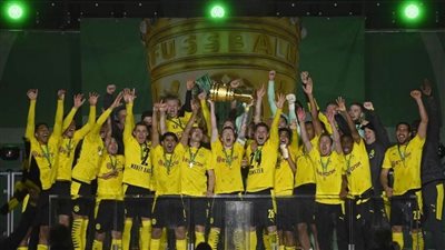 بوروسيا دورتموند يرفع كأس ألمانيا 