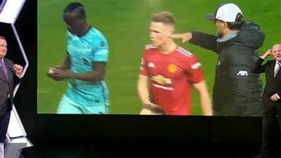 شاهد.. ساديو ماني يرفض مصافحة مدربه كلوب بسبب محمد صلاح