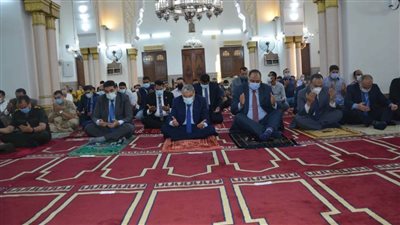 محافظ المنيا يؤدي صلاة عيد الفطر بمسجد الفولى 