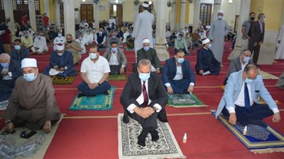 محافظ القليوبية ومدير الأمن يؤديان صلاة عيد الفطر المبارك بمسجد ناصر ببنها 