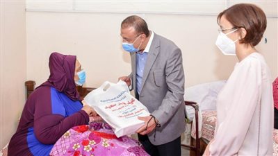 محافظ الإسكندرية يزور دور المسنين والأيتام لتهنئتهم بعيد الفطر المبارك