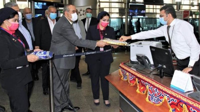 الوزير يهنىء العاملين