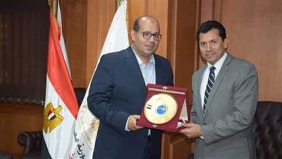 وزير الرياضة يهنئ إدريس على نتائج السباحة فى بطولة إنديانا الدولية بأمريكا