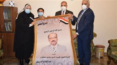 قيادات جامعة الأزهر يسلمون هدية رئيس الجمهورية لأسر شهداء الجيش الأبيض