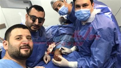 فريق طبي ينجح في إعادة يد مبتورة لشخص مصاب.. (صور)  