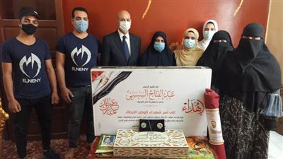 وكيل صحة الشرقية يكرم أسر شهداء الجيش الأبيض