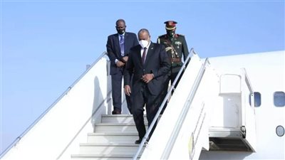 البرهان يعود للسودان بعد مشاركته في مؤتمر باريس  