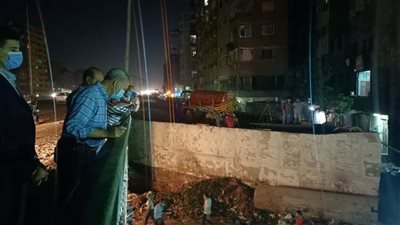 محافظ القليوبية يقود حملة لإزالة تراكمات القمامة بالخصوص