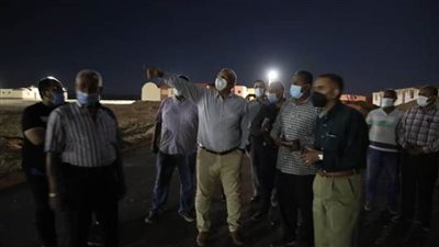 إنارة طريقي ربط 4 أحياء سكنية بالخارجة 