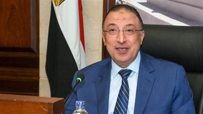 محافظ الإسكندرية يتابع استعدادات الإدارة المركزية للسياحة والمصايف لإعادة فتح الشواطئ