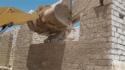 حملات لإزالة التعديات على الأراضي الزراعية وأملاك الدولة بمركزين بالمنيا