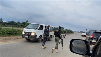 تفاصيل رحلة 6 ساعات مرهقة وخطيرة لبيراميدز داخل نيجيريا.. (صور)