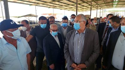 القصير والغضبان يتفقدان إحدى مشروعات إنتاج الألبان وتربية الماشية بالقابوطي الجديد