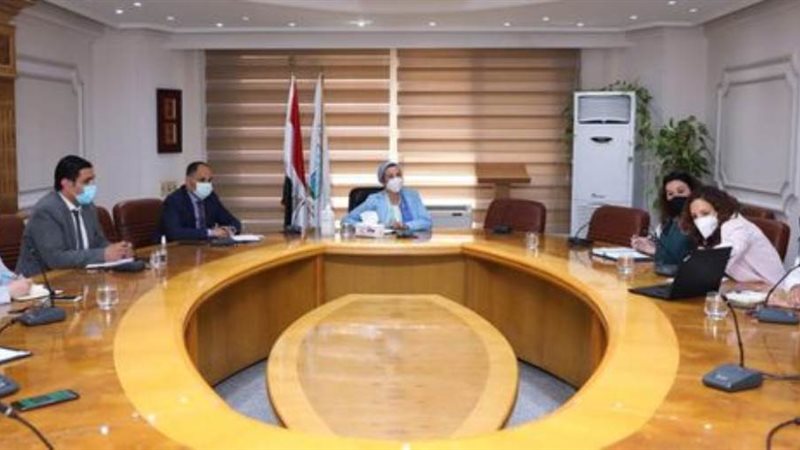 وزيرة البيئة خلال