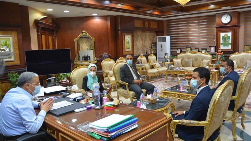 محافظ المنيا يستقبل