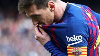 ميسي يمدد عقده مع برشلونة لموسم جديد