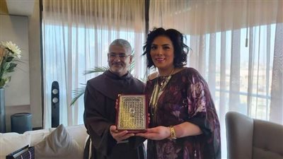 بالصور.. الأب بطرس دنيال يزور الفنانة حورية فرغلي