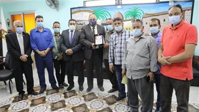 المؤسسة المصرية لحقوق الإنسان تكرم الدكتور النيلي ومنحه درع الامتياز والفخر