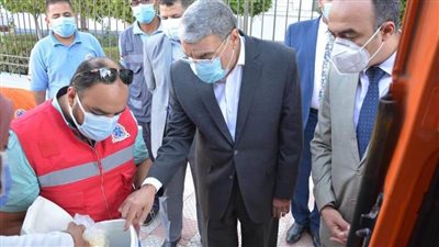 محافظ المنيا يشهد تفعيل خدمة توفير لقاح كورونا بالمنازل لغير القادرين على الحركة