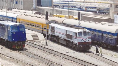 ضبط سائق توك توك عبر شريط السكة الحديد بمركبته