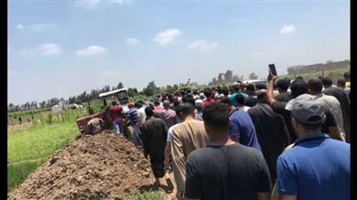 أهالي مغاغة بالمنيا يشيعون جثامين ضحايا  تصادم جرار زراعي وتروسيكل