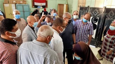 محافظ الشرقية ووكيل صحة الشرقية يتابعان تطعيم العاملين والمدرسين بلقاح كورونا 